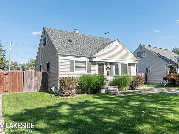 4th image of 23521 Beverly St