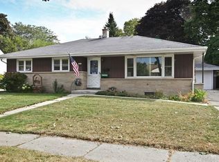 1027 Lincoln Dr W, West Bend, WI 53095