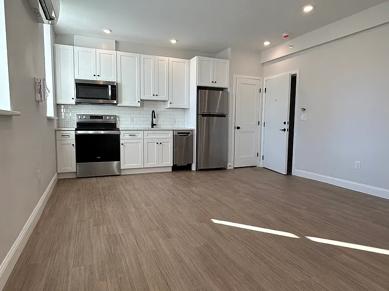 1193 Commercial St #2B — Photo 3