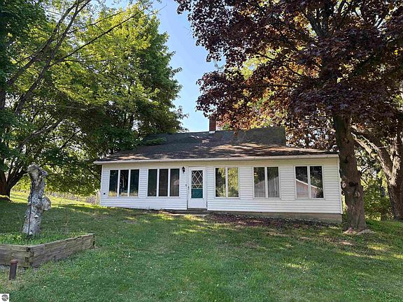 3rd image of 8819 Erdman Rd