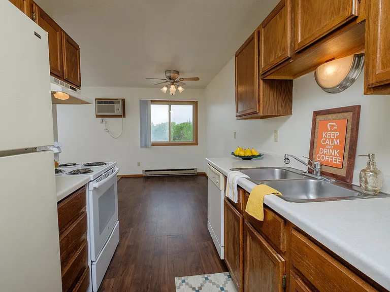 Fargo, ND Sargent Apartments | Kitchen