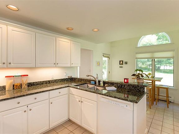 4th image of 4 Canterbury Way #4