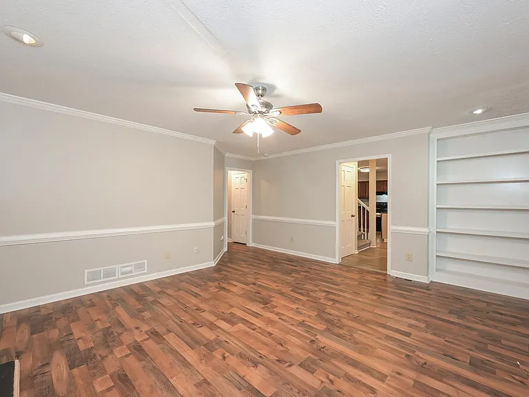 2481 Meadowglen Trl — Photo 4