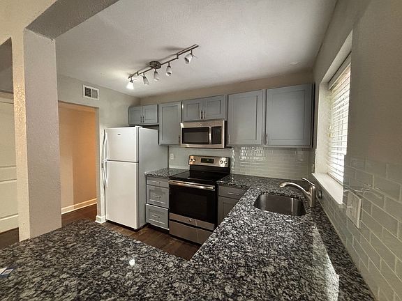 3rd image of 3704 Wyandotte St APT 6