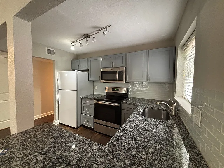 3704 Wyandotte St #6 — Photo 3