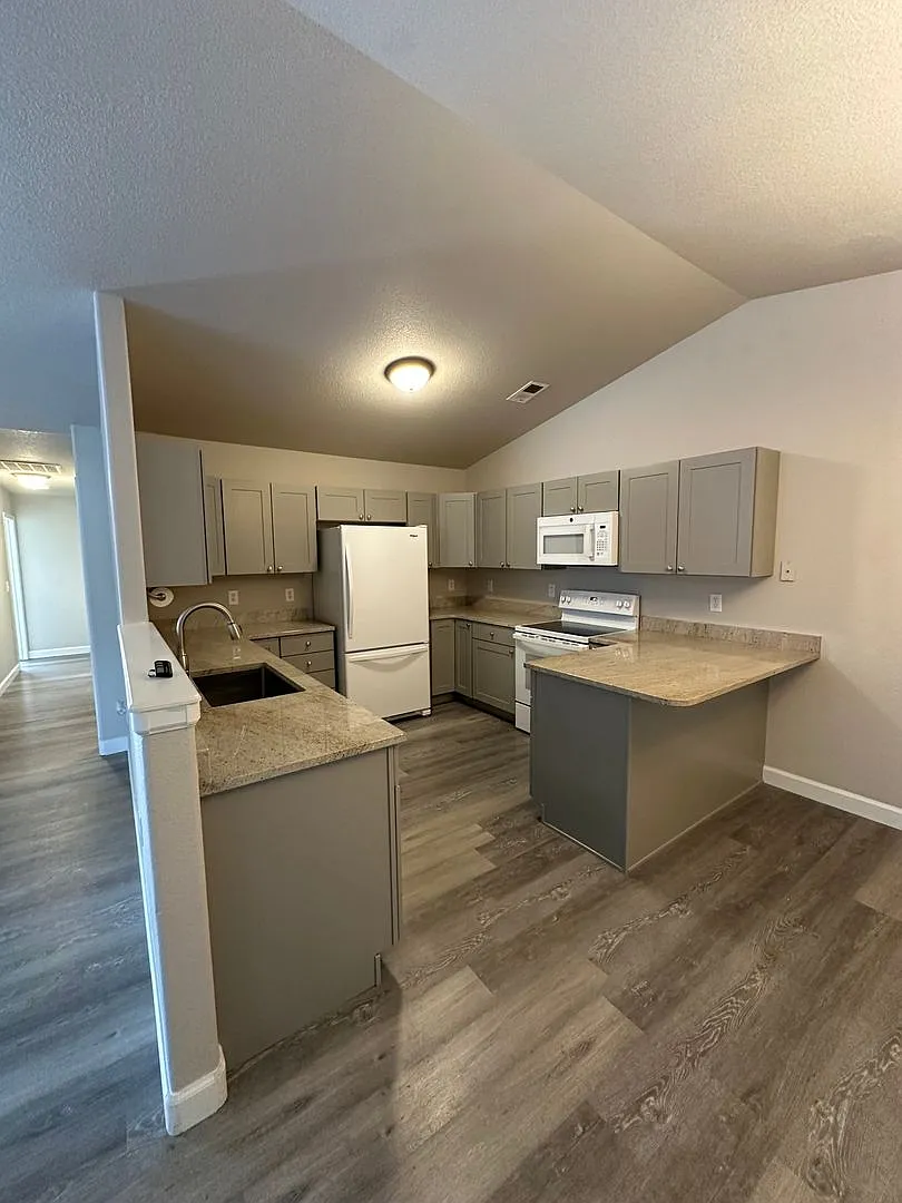 2 Bedroom, 2 Bathroom Ranch Style Home With 2 Car Attached Garage — Photo 2