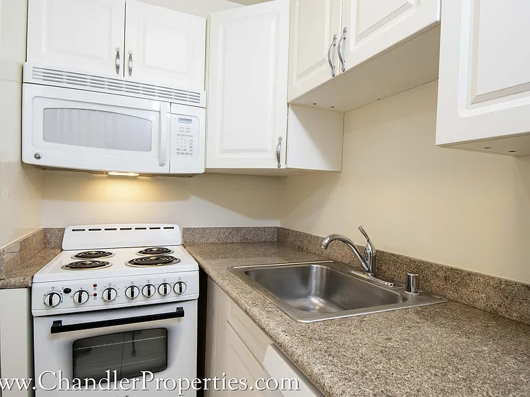 1911 Greenwich St — Photo 5