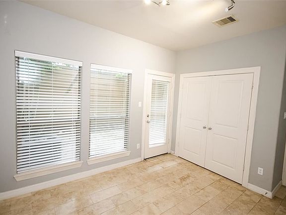 4th image of 3802 Center Plaza Dr