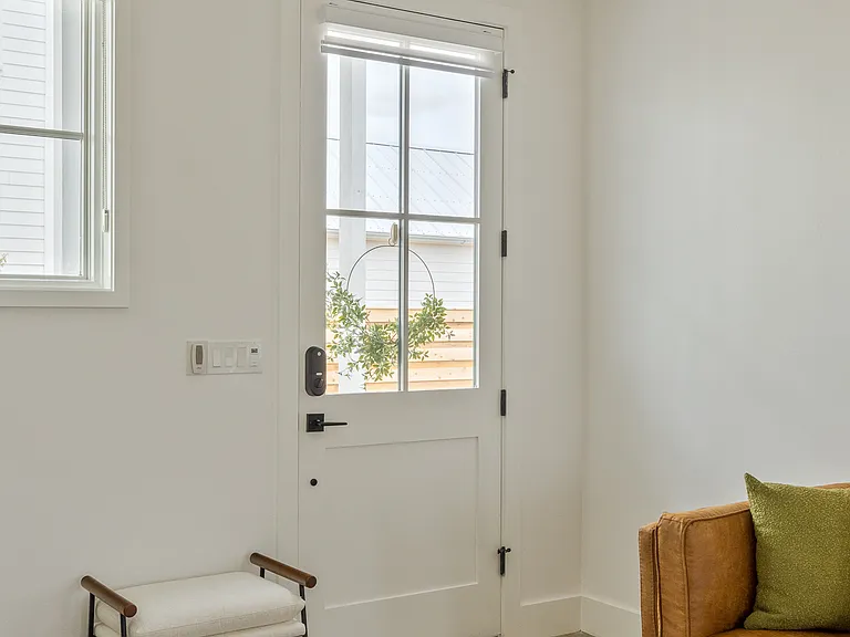 972 Hangar Dr — Photo 6