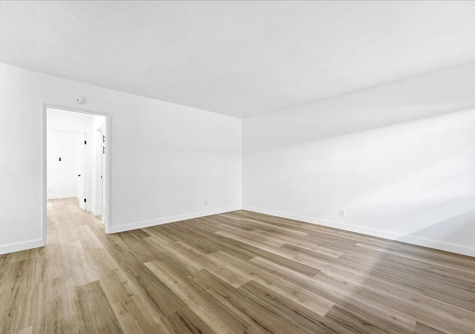 Newly Renovated Two Bedroom Long Beach Apartment! — Photo 2