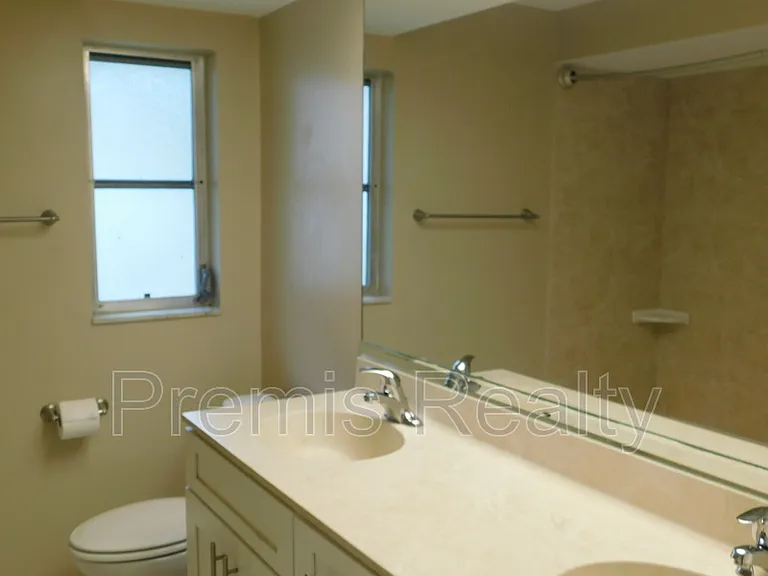 1840 Oak Forest Dr W — Photo 5