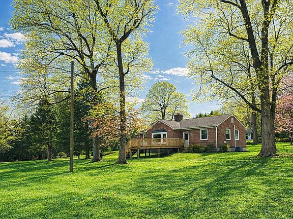 3rd image of 214 Sudbrook Ln