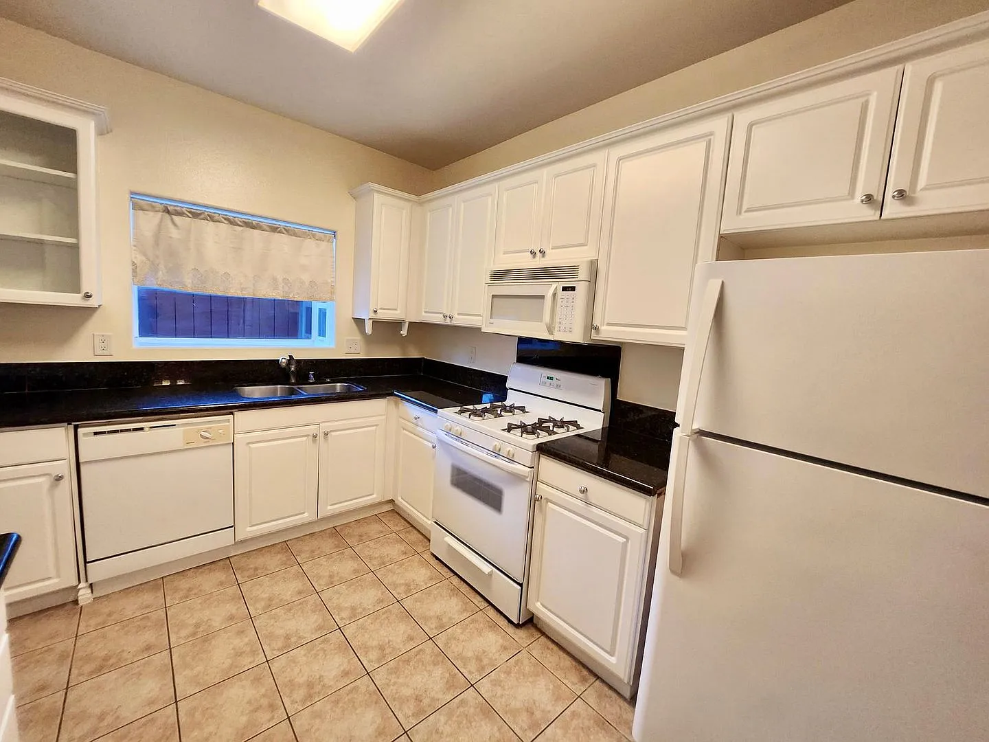 3 bedroom townhome in Northridge — Photo 4