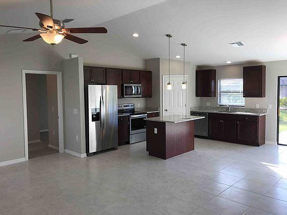 4th image of 400 NW 20th Ave