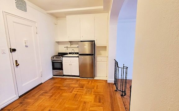 5th image of 210 W 19th St #5C