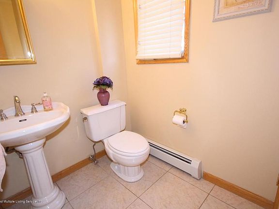 5th image of 119 Cayuga Ave