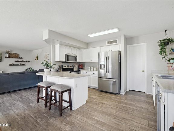 3rd image of 6124 N FLORENCE Avenue