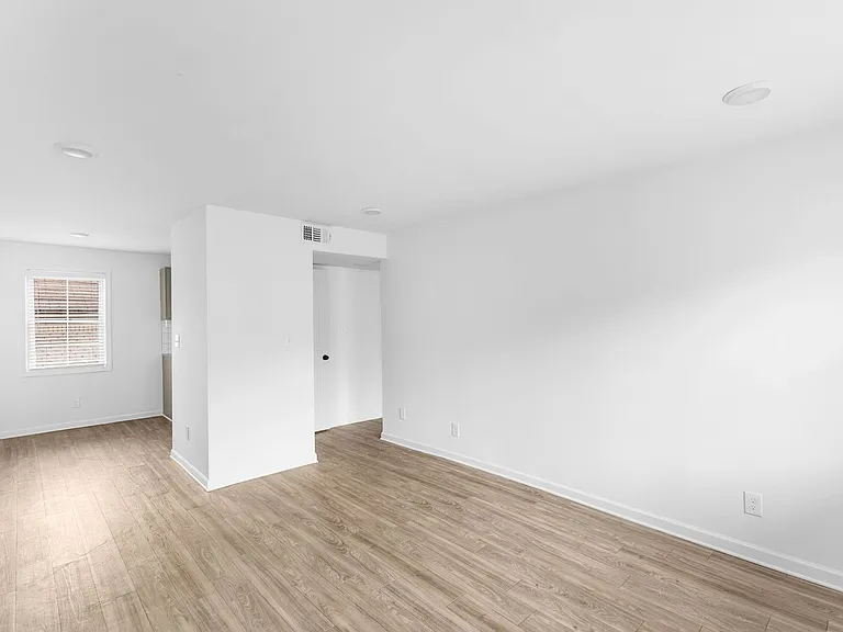 Linridge Apartments — Photo 20