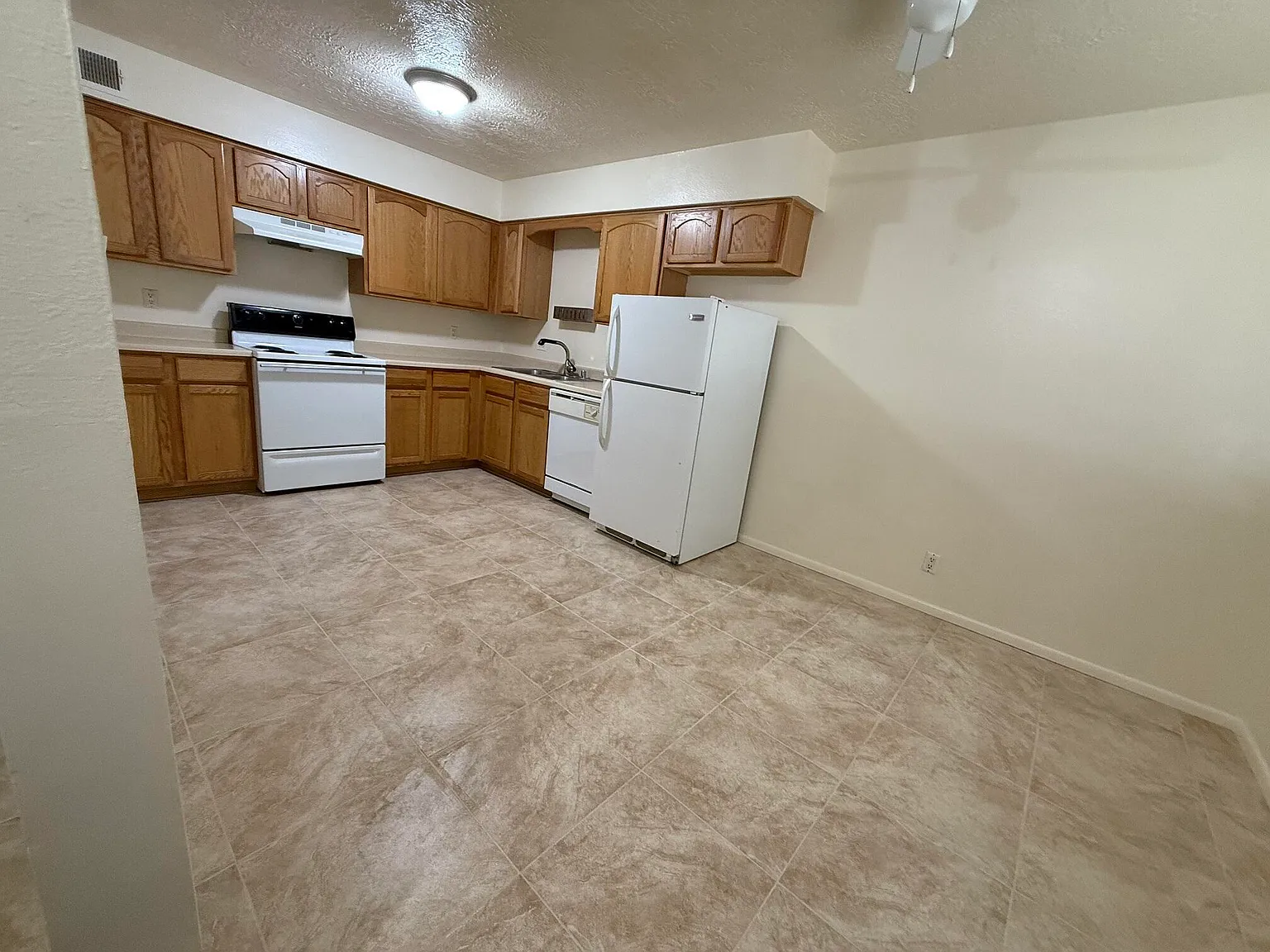 2 bed, 1.0 bath, 800 sqft, $1,200 — Photo 3