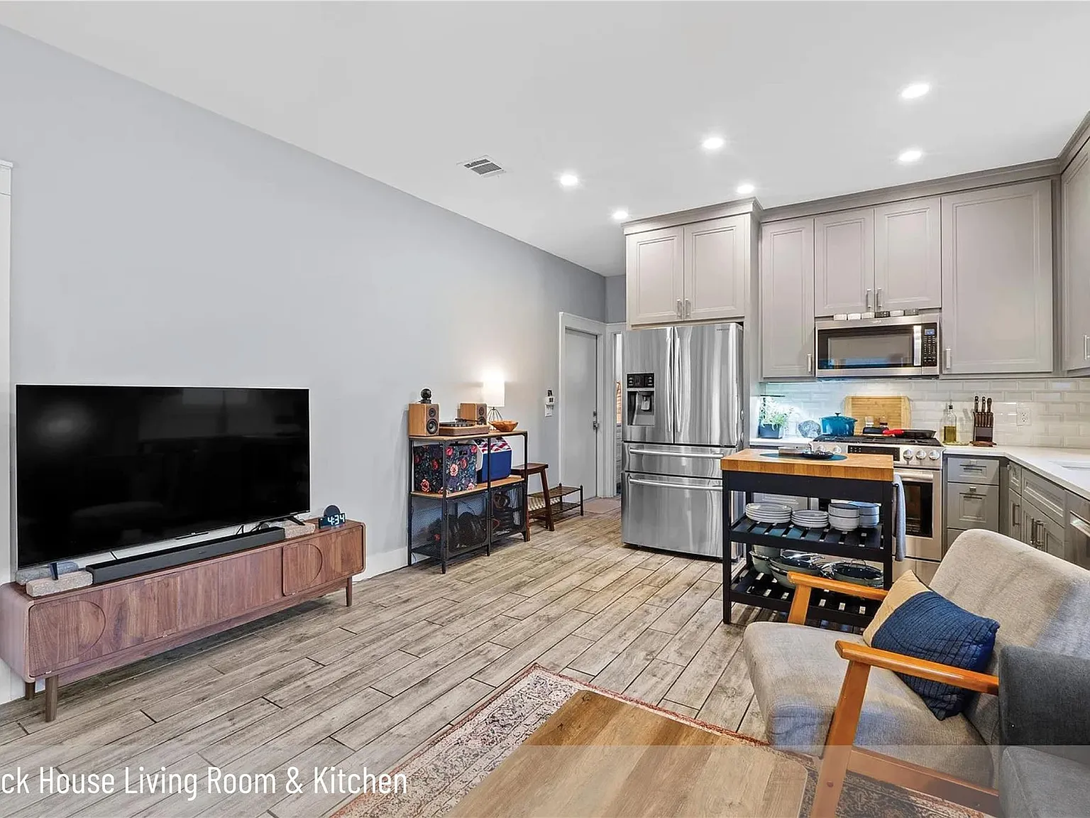 2 bed, 1.5 bath, 1014 sqft, $2,500 — Photo 2