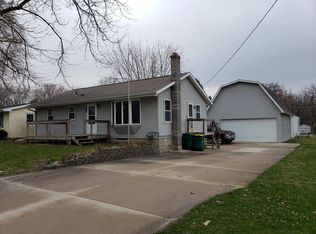 808 9th St SW, Independence, IA 50644