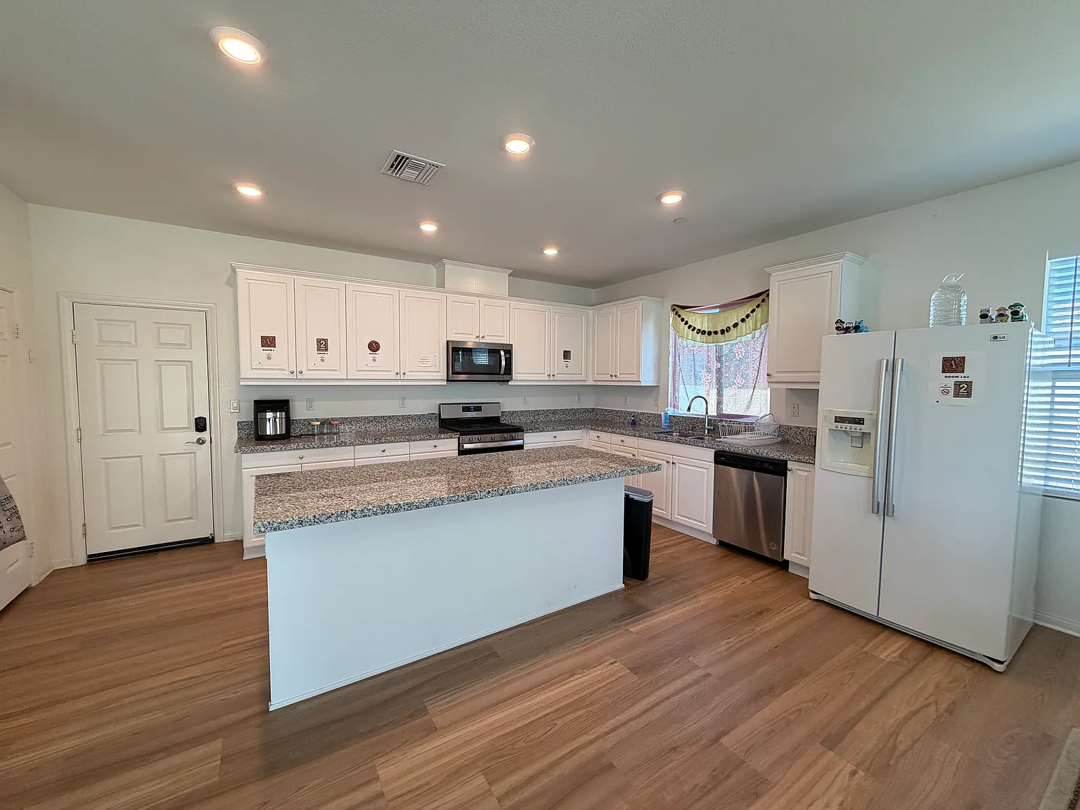 4 bed, 3000 sqft, $1,200 — Photo 3