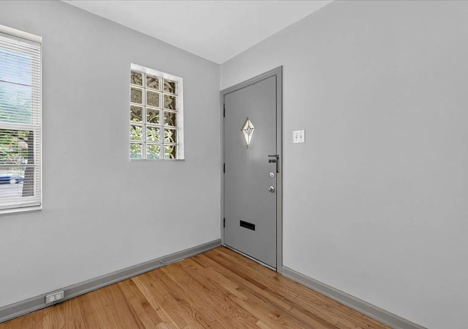 5119-5121 Jamieson — Photo 3