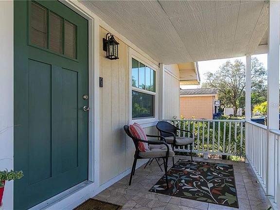 3rd image of 2047 Poinsetta Ave