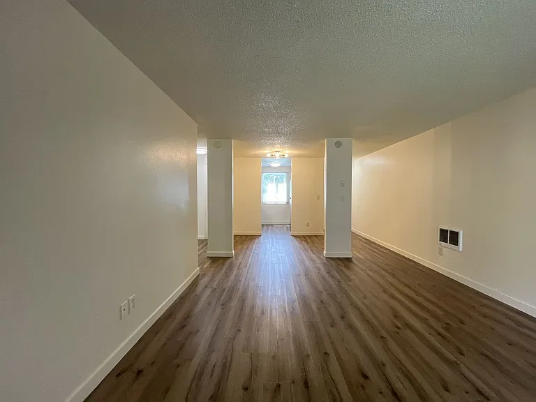 Spacious Corner Apartment with Three Bedrooms, Open Living Space & Modern Kitchen — Photo 16