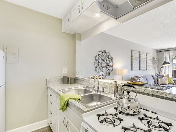 4th image of 1724 W Glenoaks Ave #2-312
