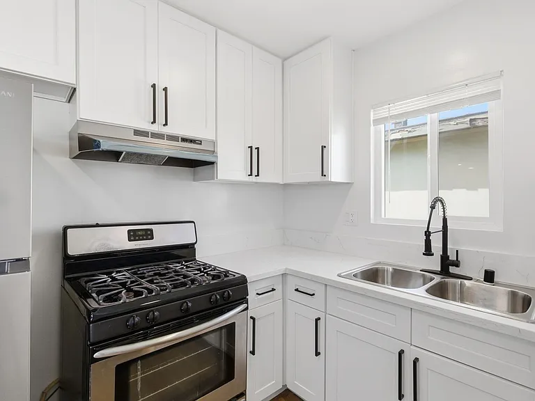 7305 Variel Avenue — Photo 15