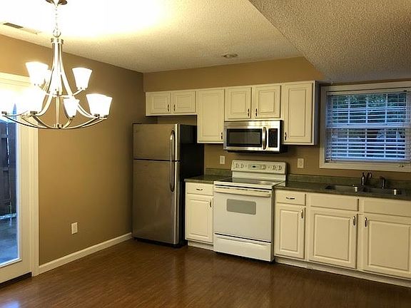 4th image of 3400 S Oaklawn Cir