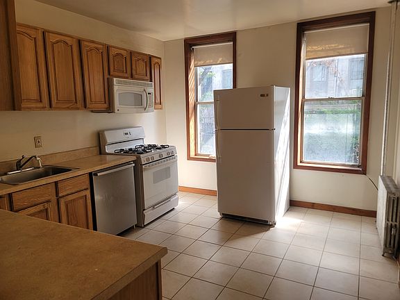 2nd image of 260 12th St APT 2R