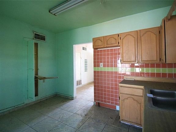 4th image of 4123 Clifton Ave