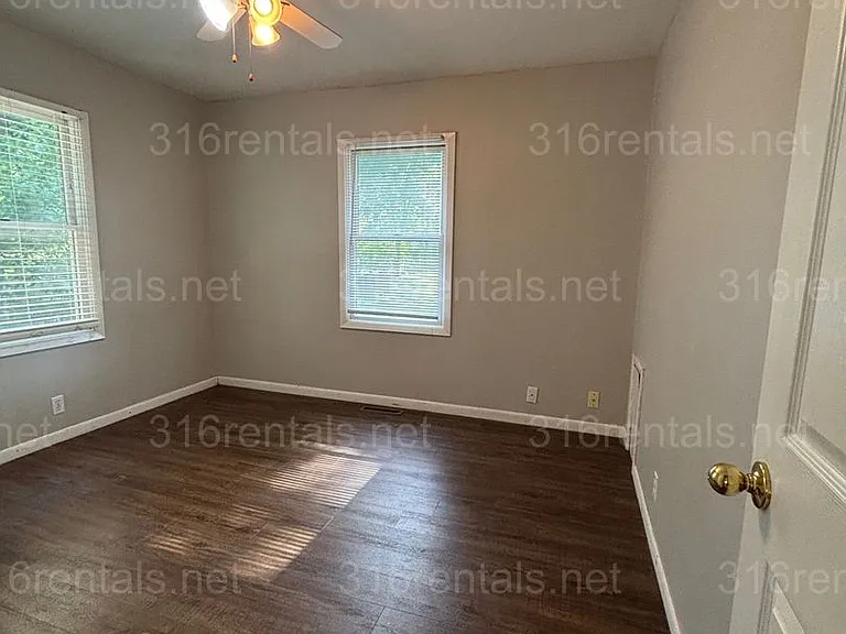 418 N State St — Photo 4