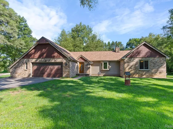 9255 Hodavon Rd, Pinckney, MI 48169