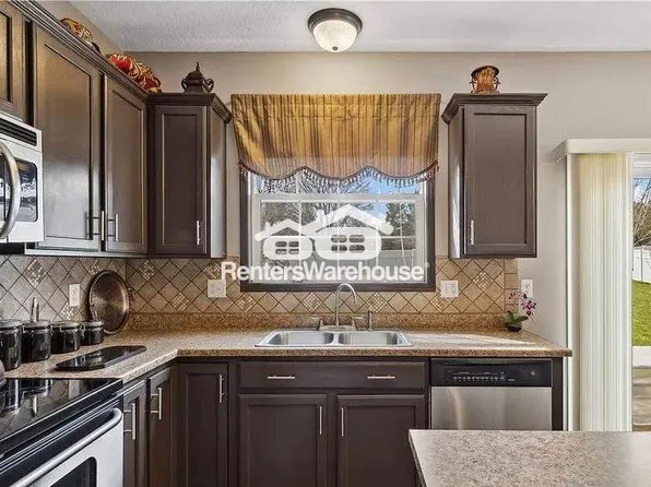 7744 Cottonwood Ln, West Des Moines, IA 50266
