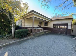 635 Hicksville Rd, Massapequa, NY 11758