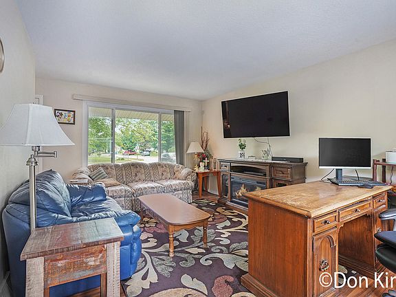 3rd image of 4444 Miramar Ave NE