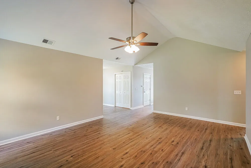 3 bed, 2.0 bath, 1308 sqft, $2,045 — Photo 3