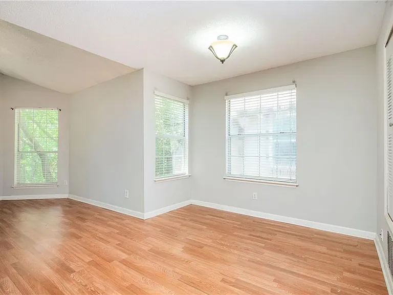915 Wentworth Ct — Photo 7