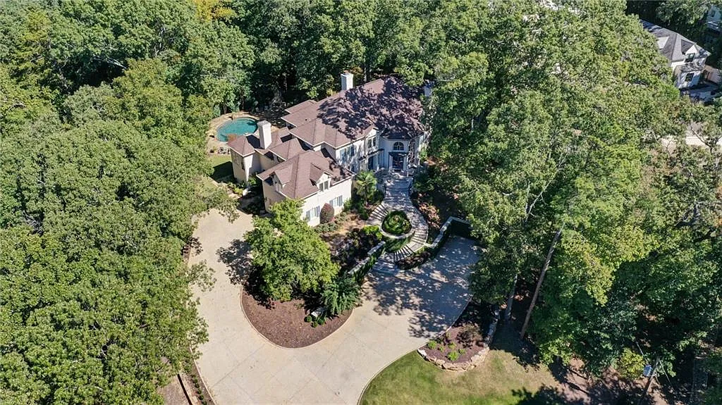 6 bed, 8.0 bath, 8082 sqft, $16,500 — Photo 2