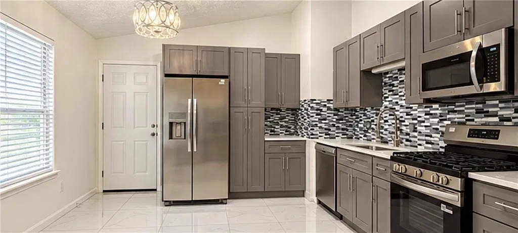 3 bed, 2.0 bath, 1400 sqft, $1,895 — Photo 2
