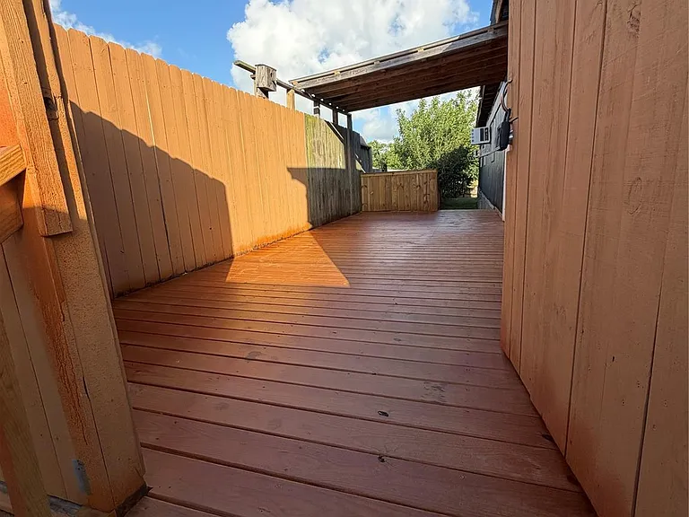 403 Avenue E — Photo 4