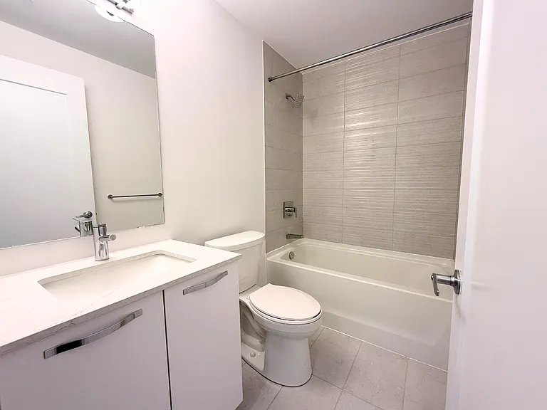 75 James St S #1403 — Photo 5