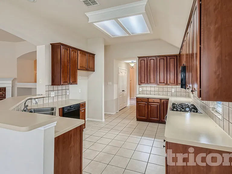 2217 Forest Park Cir — Photo 3