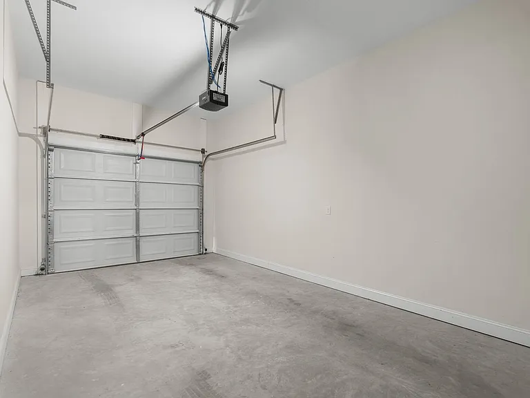 102 Ledbury Cv — Photo 22