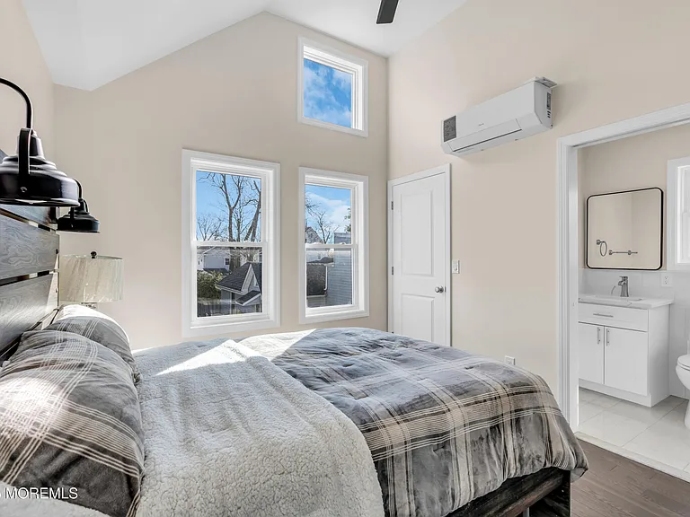 814 Dunlewy St — Photo 10