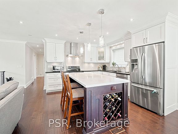 5th image of 61 Robinglade Dr