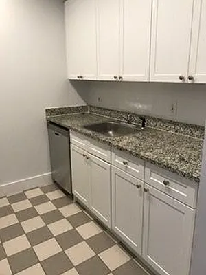 Rented by Manhattan Realty Group | media 215